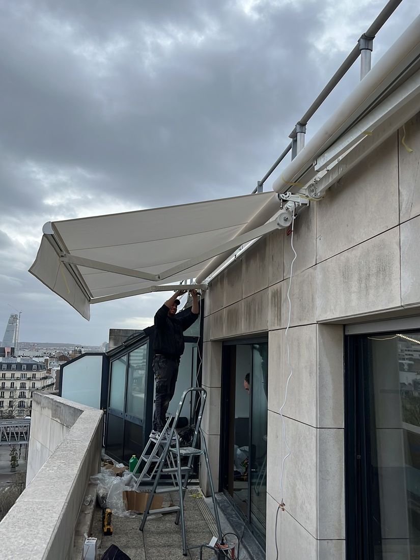 Store banne coffre deploye en fin d installation sur une terrasse parisienne