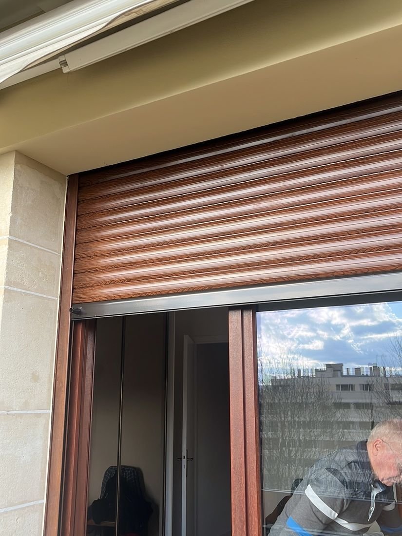 Réglage d'un volet roulant imitation bois pendant une visite d'entretien
